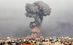 Explosión por un bombardeo israelí en Jan Yunis, en el sur de la Franja de Gaza.