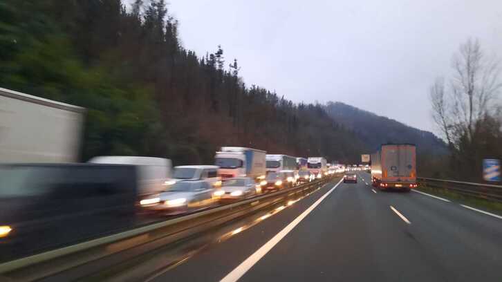 Largas colas en la N-I tras un accidente a la altura de Tolosa.