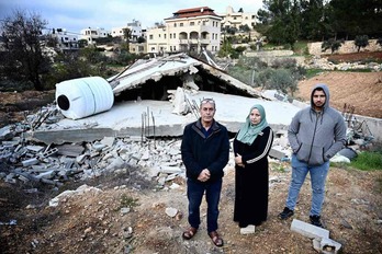 Ghadir al Atrash y su familia frente a su casa demolida en Al Walaja.