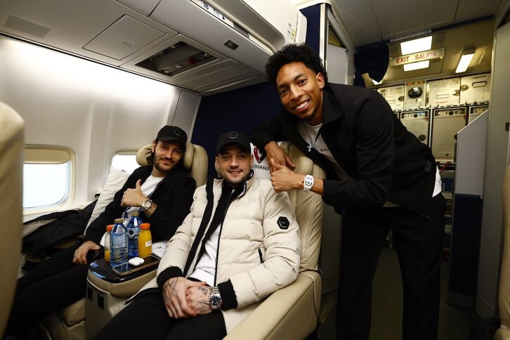 Juan Cruz, Arnaiz y Mojica, en el avión que les ha llevado hasta Riad.