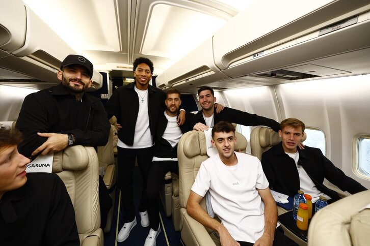 Varios jugadores rojillos, en el avión que les llevó hasta Riad.