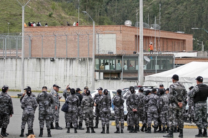 Policías desplegados en lan prisión de Turi, en Cuenca.