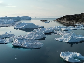 Hielo glaciar en fiordos de Groenlandia.