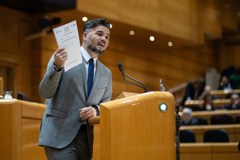 Gabriel Rufián (ERC) con la enmienda del PP en las manos, de la que ha dicho que estaba «mal redactada».