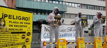 Acción de Berri-Otxoak, este miércoles ante el Ayuntamiento de Barakaldo.