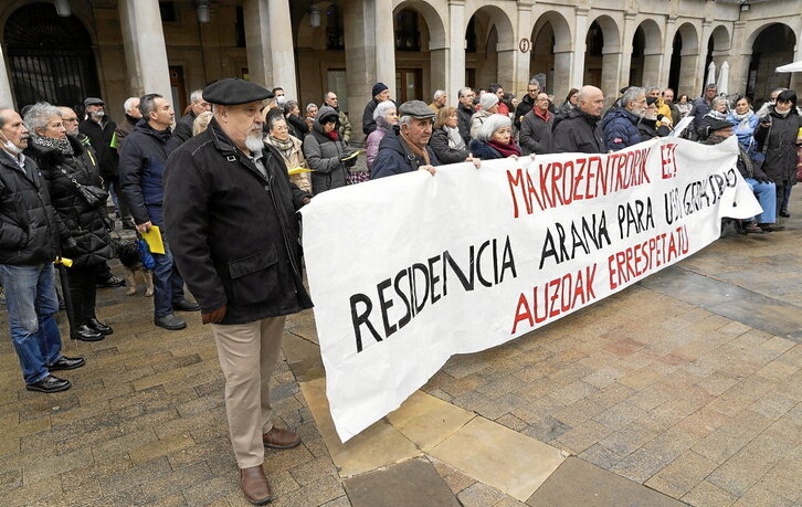 Concentración celebrada ayer en la Plaza Nueva, frente al Ayuntamiento de Gasteiz.