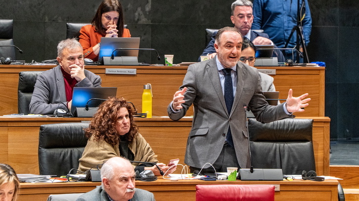 Esparza ha vuelto a hacer presente en el Parlamento su pataleta por la moción de censura en Iruñea.