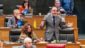 Esparza ha vuelto a hacer presente en el Parlamento su pataleta por la mocion de censura en Iruñea.