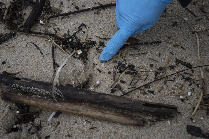 No se ha confirmado si los pellets hallados en la costa vasca proceden de Galicia.