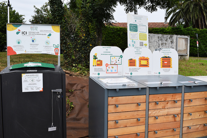 Bancos de compostaje instalados en el área de estacionamiento de caravanas de Deux Jumeaux (Dunbarriak) en Hendaia.