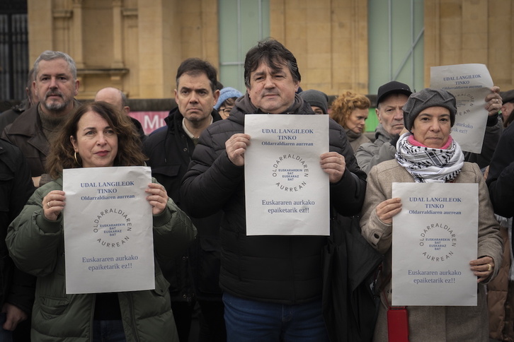 Donostiako Udaleko langileen elkarretaratzea, udaltzainen lanpostuen inguruko epaia gaitzetsiz.