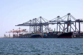 Imagen de archivo de buques de United Arab Shipping Company y NYK Line en el puerto de Sohar, en Omán.