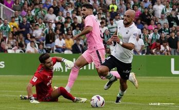 Ekain sortea a Luca en el partido de la primera jornada en Santander, donde el Eibar cayó goleado.
