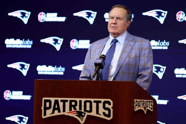 Bill Belichick, anunciando el adiós al banquillo de los New England Patriots.