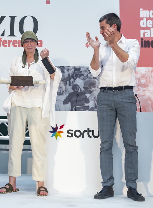 Gloria Zuazola junto a Arkaitz Rodríguez, en el acto en el que fue reconocida como 'Euskal Herriaren laguna'.