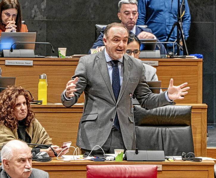 Esparza volvió a quejarse amargamente en el Parlamento de la moción de Iruñea.