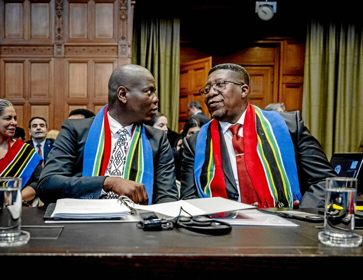 El ministro sudafricano de Justicia, Ronald Lamola, y el embajador en Países Bajos.