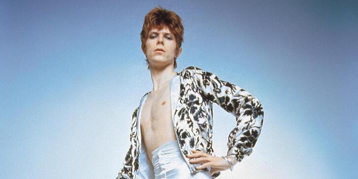 La imagen de la portada del disco refleja la etapa Ziggy Stadurst de Bowie.