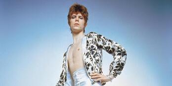 La imagen de la portada del disco refleja la etapa Ziggy Stadurst de Bowie.