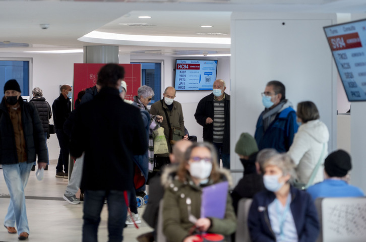 Varias personas con mascarilla en un hospital madrileño. 