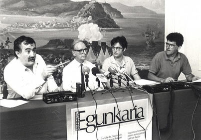 Egunkaria Sortzen taldean, Martin Ugalde, Iñaki Uria eta Joan Mari Torrealdairekin.