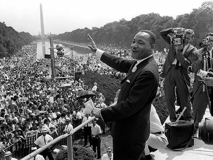 Martin Luther King Jr. ‘I have a dream’ hitzaldi ezaguna ematen.