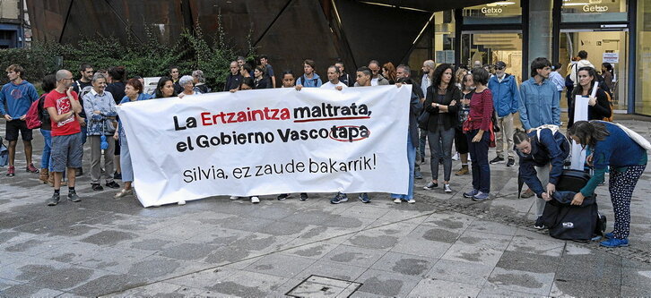 Concentración de apoyo a Silvia, la mujer agredida por el ertzaina, realizada en Getxo.