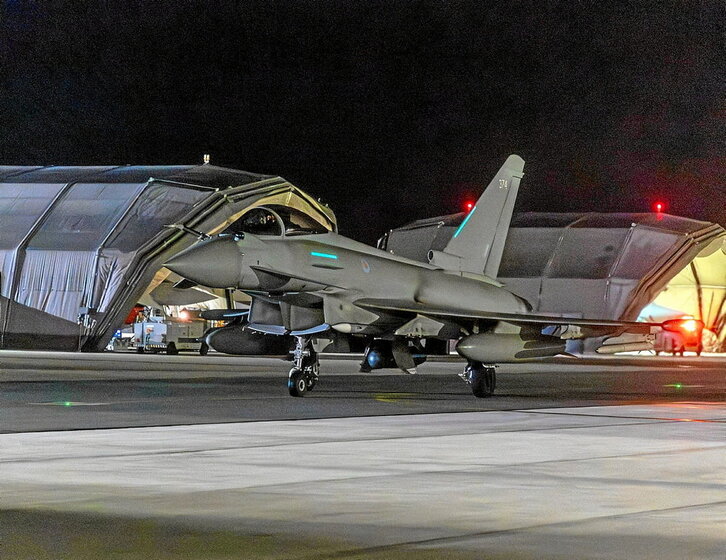 Aviones de combate británicos Typhoon como el de la imagen participaron en el ataque.
