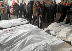Cuerpos envueltos en plásticos de las víctimas de un bombardeo israelí de ayer en Rafah.