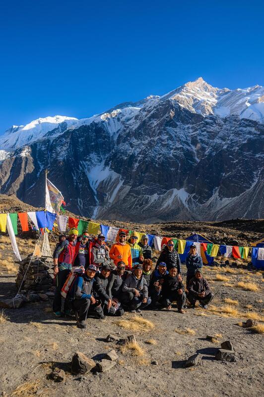 Alex Txikon, bere espedizioarekin, Annapurnako oinarrizko kanpamenduan.