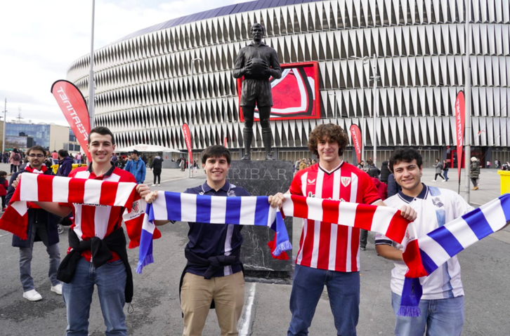 Aficionados de Athletic y Real frente a la estatua de Iribar.