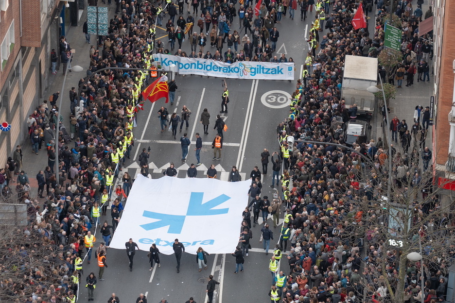 Herritar asko Zabalburun zeuden mobilizazioaren zain.