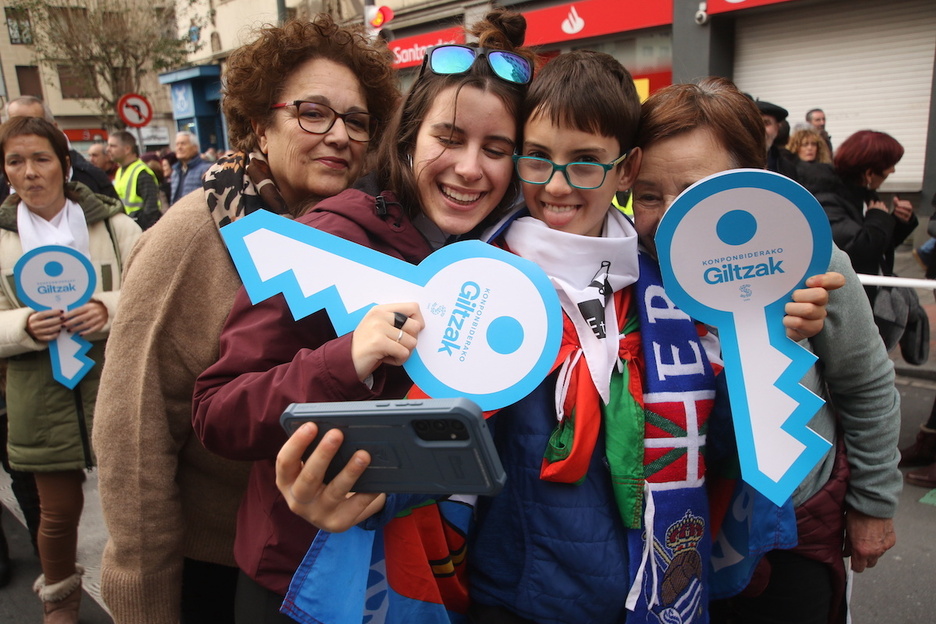 Giro alaitsua izan da manifestazioan zehar.