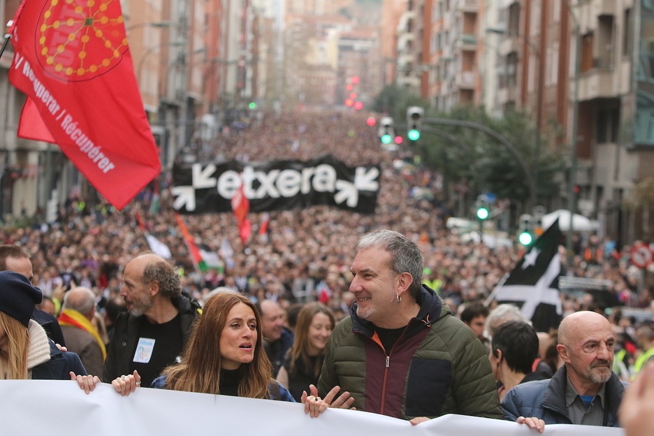 Itziar Ituño eta Jon Maia manifestazioaren buruan egon dira pankarta eramaten.