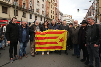 Algunos de los representantes internacionales que han acudido a la manifestación, con Jon Iñarritu y Arnaldo Otegi.