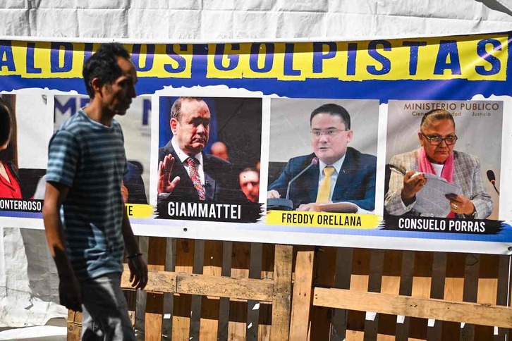 Cartel contra el golpismo judicial en Guatemala.