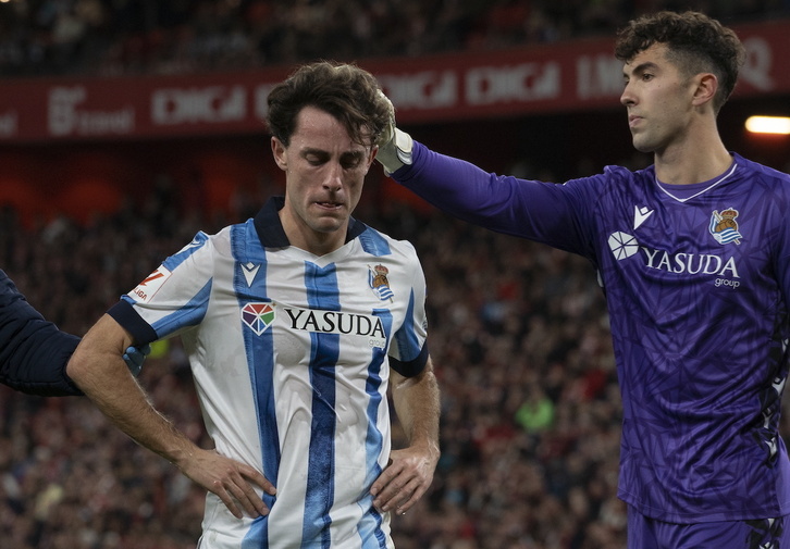 Unai Marrero consuela a Odriozola tras sufrir una nueva lesión en el inicio del partido.