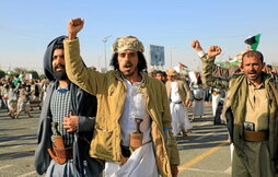 Manifestantes yemeníes en un protesta en Sanaa contra los ataques de las fuerzas estadounidenses y británicas.
