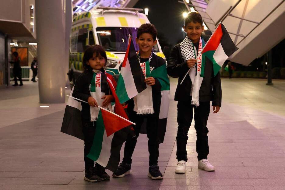 Beste hiru ume bandera palestinarrarekin zelaira sartu baino lehen.