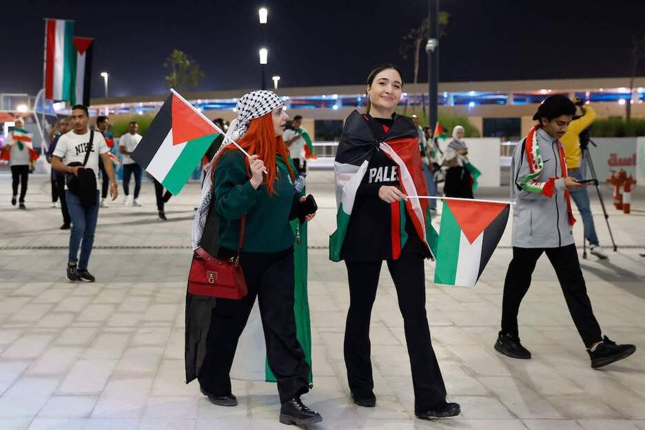 Kufiya –palestinar zapia– jantzi dute ere jarraitzaileek.