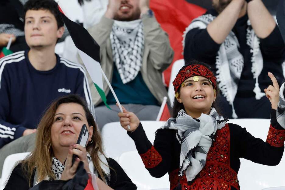 Zelai barruan Palestinako bandera asko ikusi dira.