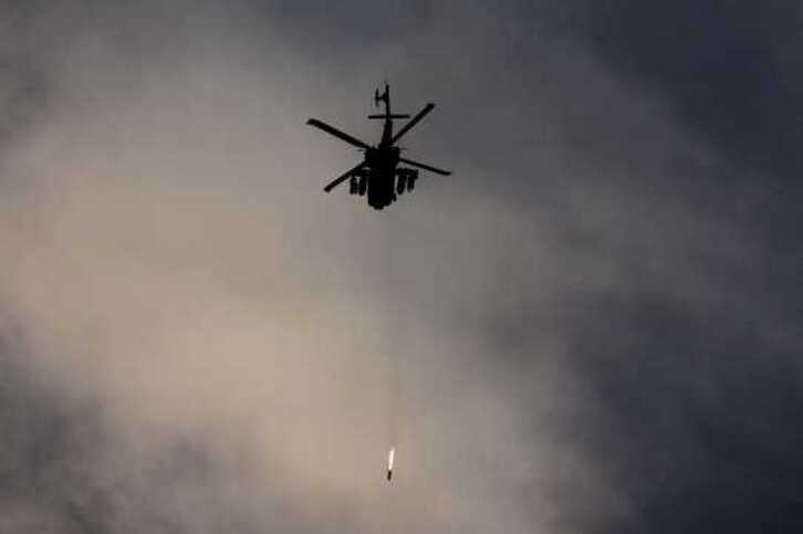 Un helicóptero israelí lanzando una de las 45.000 ojivas . 