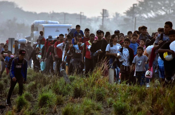 Cientos de personas migrantes en México caminan hacia Estados Unidos.