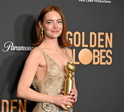 La actriz estadounidense Emma Stone posa con el premio a la Mejor Interpretación Femenina en los recientes Globos de Oro por la película «Pobres criaturas».