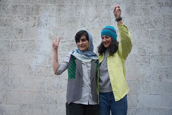 Nilufar Hamedi y Elahe Mohammadi al salir de la cárcel en Teherán el domingo.
