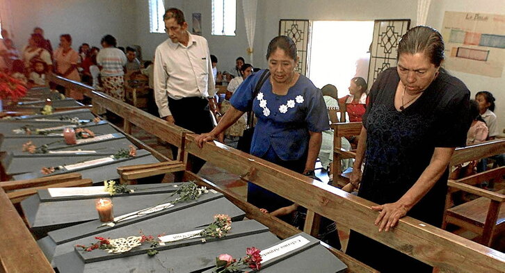 Familiares de víctimas de la masacre de El Mozote reciben sus restos. La imagen corresponde al 9 de diciembre de 2001.