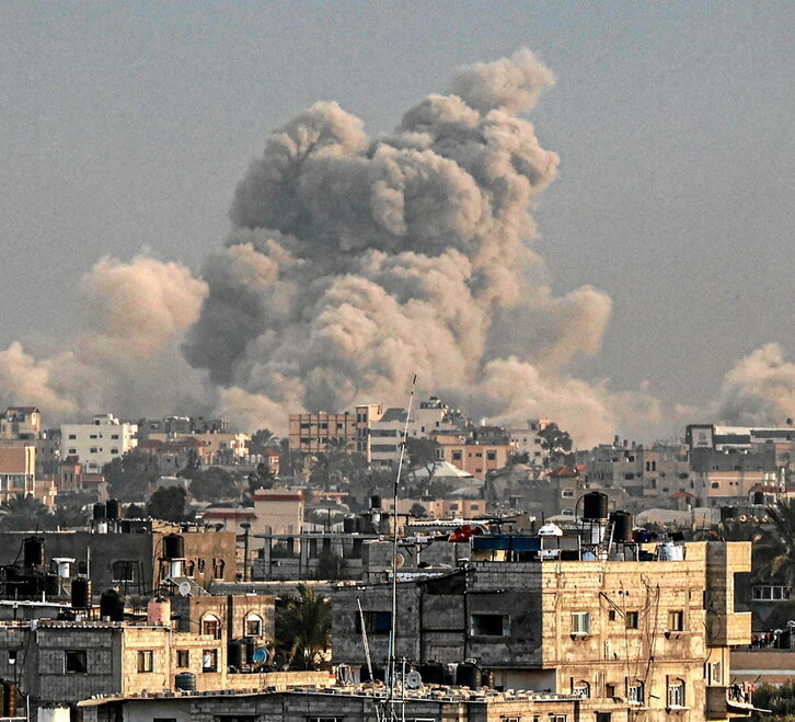 Bombardeo israelí sobre Jan Yunis, en una imagen tomada desde Rafah.