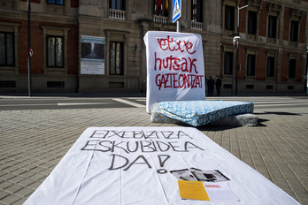 Protesta ante el Parlamento de Nafarroa para reivindicar el derecho de la juventud a una vivienda digna.