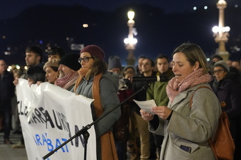 Kontseiluaren eta Bagera elkartearen elkarretaratzea Donostiako Udaltzaingoaren bi lanpostutarako euskara eskakizuna atzera bota duen sententzia salatzeko, ilbeltzaren 12an. 