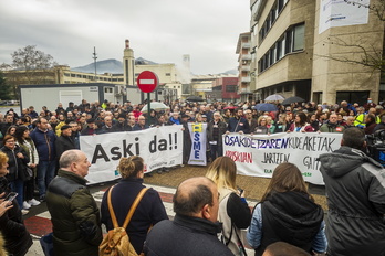 Concentración esta mañana ante el centro de salud de Laudio, convocada por ELA y LAB.